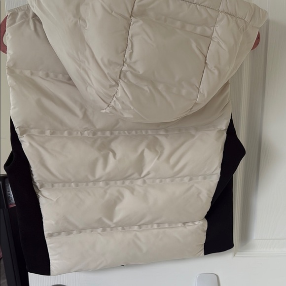 Zara Women's Cream and Black Puffer Vest - Picture 3 of 3